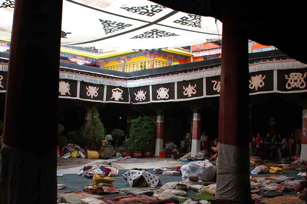 29 - Tibet - Lhasa, templo de Jokhang, patio interior
